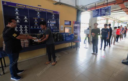 TINJAUAN PELAJAR UITM YANG BERADA DI ASRAMA (COVID-19)