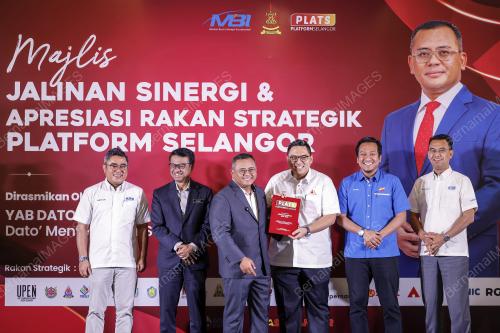 DATUK SERI AMIRUDIN SHARI