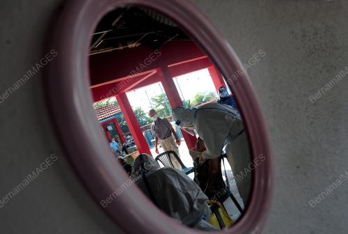 UJIAN SARINGAN COVID-19 DI PUSAT PENJAGAAN WARGA EMAS