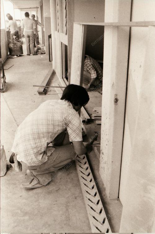MEMPERBAIKI RUMAH ROSAK