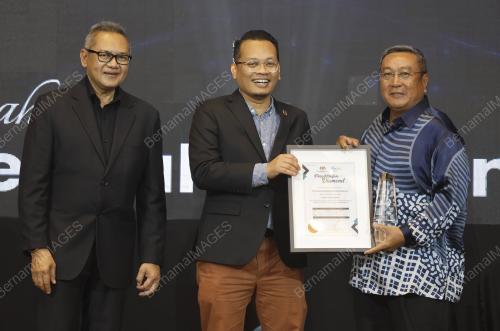 NIK NAZMI NIK AHMAD