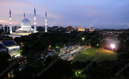 TINJAUAN ORANG RAMAI BERBUKA DI DATARAN KEMERDEKAAN SHAH ALAM