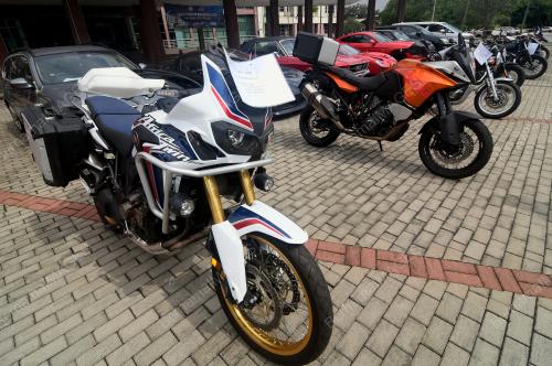 SITAAN KERETA MEWAH OLEH KASTAM