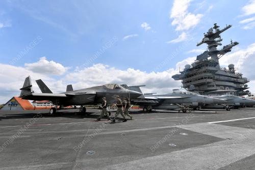 KAPAL PENGANGKUT PESAWAT KELAS NIMITZ US NAVY BERLABUH