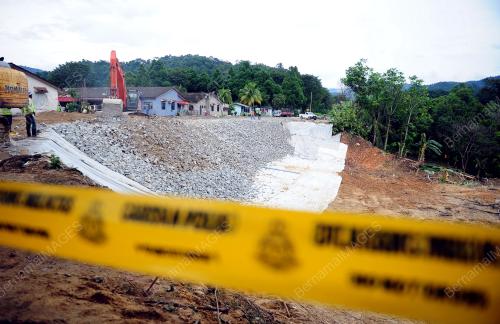 SG10_01122016_TANAH_RUNTUH