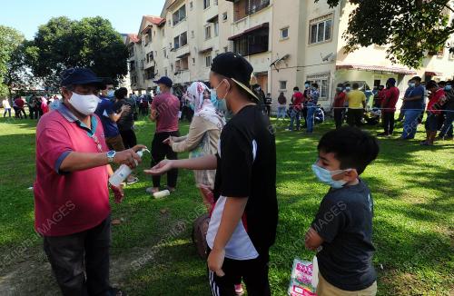 PENDUDUK PANGSAPURI TAMAN MURNI MENJALANI SARINGAN COVID-19