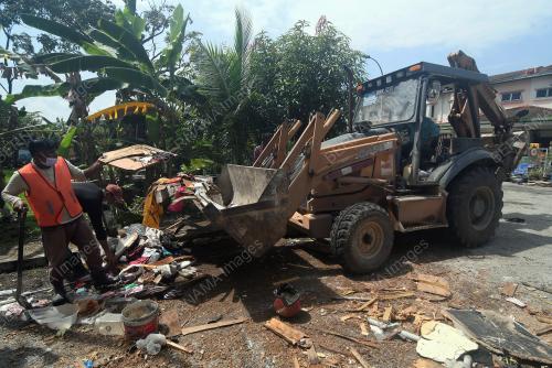 TINJAUAN KERJE-KERJA PEMBERSIHAN PASCA BANJIR TAMAN SRI MUDA
