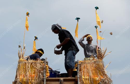 FESTIVAL HARI MOYANG PUJA PANTAI KAUM MAH MERI