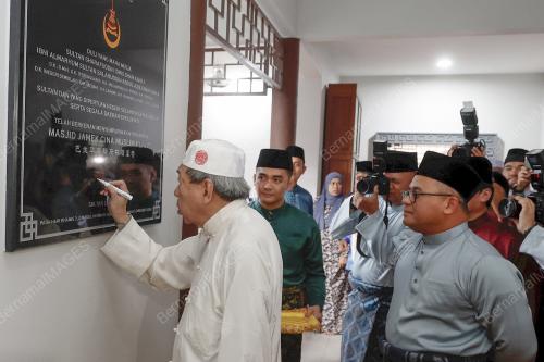SULTAN SHARAFUDDIN IDRIS SHAH