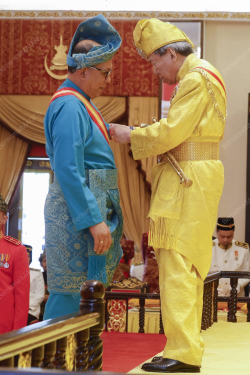 SULTAN SHARAFUDDIN IDRIS SHAH