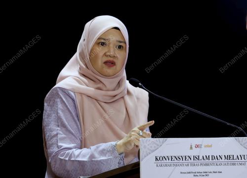 FADHLINA SIDEK