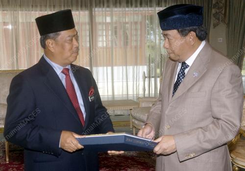 SULTAN SHARAFUDDIN IDRIS SHAH