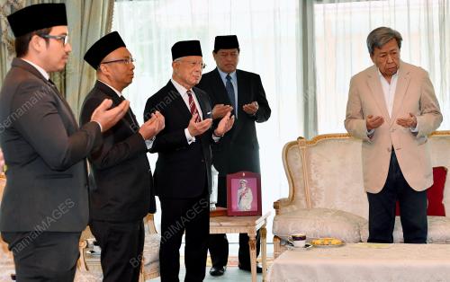 SULTAN SHARAFUDDIN IDRIS SHAH
