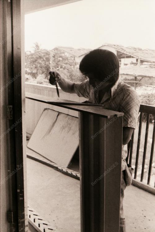 MEMPERBAIKI RUMAH ROSAK