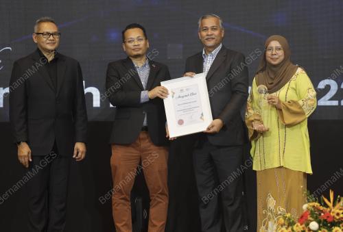 NIK NAZMI NIK AHMAD