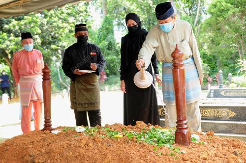 PENGKEBUMIAN JENAZAH AYAHANDA TENGKU PERMAISURI SELANGOR
