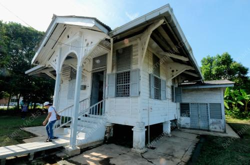 PEJABAT POS BERUSIA 100 TAHUN