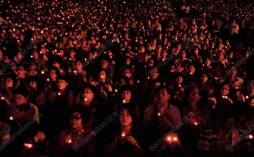 SG10_24102011_BUDDHIST_PRAY