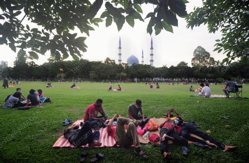 TINJAUAN ORANG RAMAI BERBUKA DI DATARAN KEMERDEKAAN SHAH ALAM