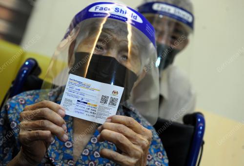WARGA EMAS BERUSIA 101 TAHUN MENERIMA SUNTIKAN VAKSIN COVID-19
