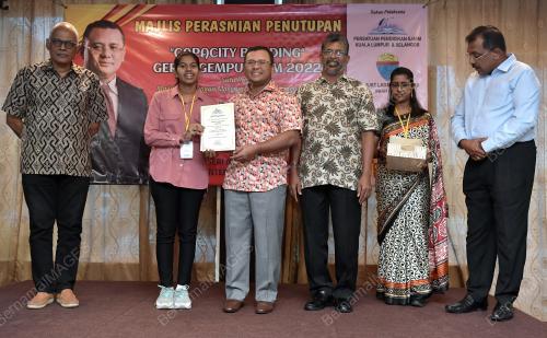 DATUK SERI AMIRUDIN SHARI
