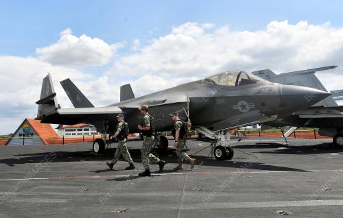 KAPAL PENGANGKUT PESAWAT KELAS NIMITZ US NAVY BERLABUH