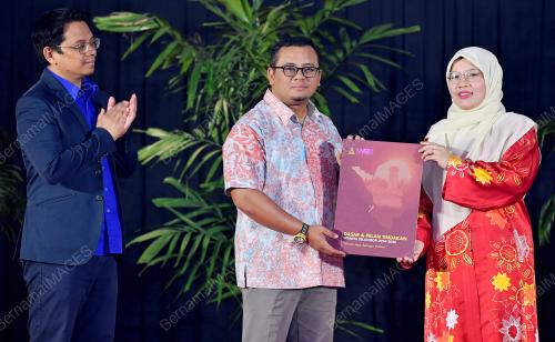 DATUK SERI AMIRUDIN SHARI