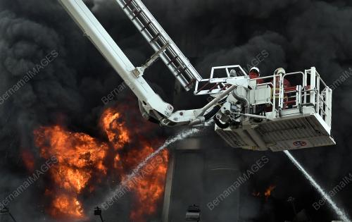 GUDANG TEKSTIL TERBAKAR DI SHAH ALAM