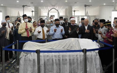 SOLAT JENAZAH BEKAS MENTERI BESAR SELANGOR