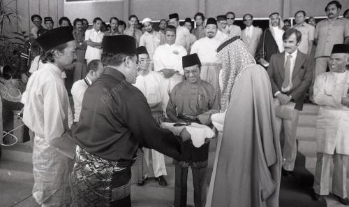 DR. MAHATHIR MUHAMAD