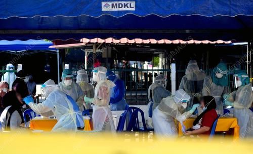PENDUDUK PANGSAPURI TAMAN MURNI MENJALANI SARINGAN COVID-19