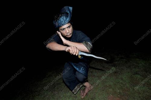 GERAK SENI KERIS DALAM PERSILATAN