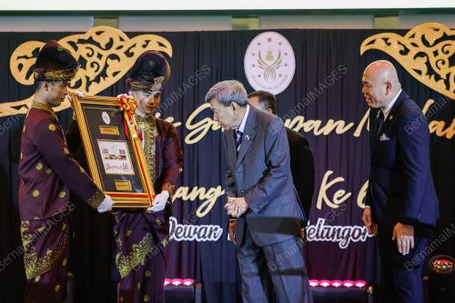 SULTAN SHARAFUDDIN IDRIS SHAH