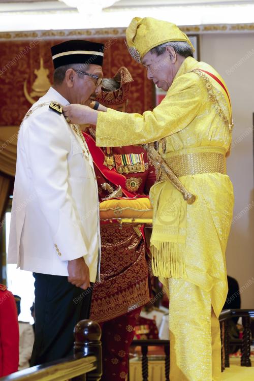 SULTAN SHARAFUDDIN IDRIS SHAH