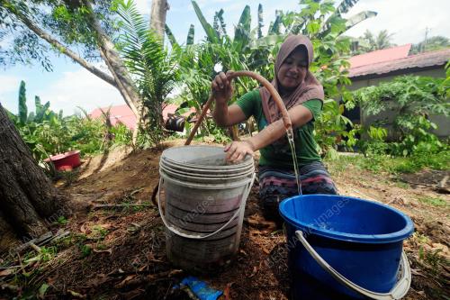 TINJAUAN ORANG KAMPUNG MENYIMPAN AIR BERSIH