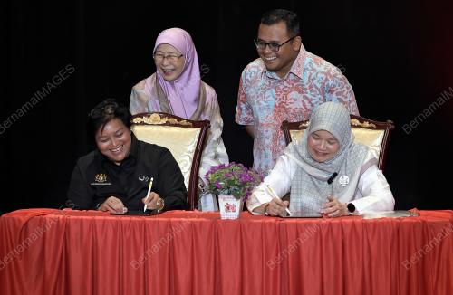 DATUK SERI DR WAN AZIZAH WAN ISMAIL