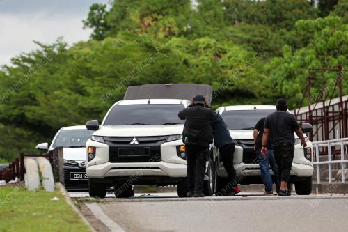 KES TEMBAK TIGA PENJENAYAH CURI KERETA