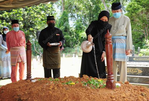 PENGKEBUMIAN JENAZAH AYAHANDA TENGKU PERMAISURI SELANGOR