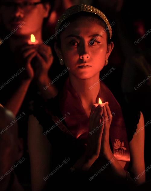 SG11_24102011_BUDDHIST_PRAY