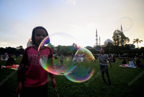 TINJAUAN ORANG RAMAI BERBUKA DI DATARAN KEMERDEKAAN SHAH ALAM