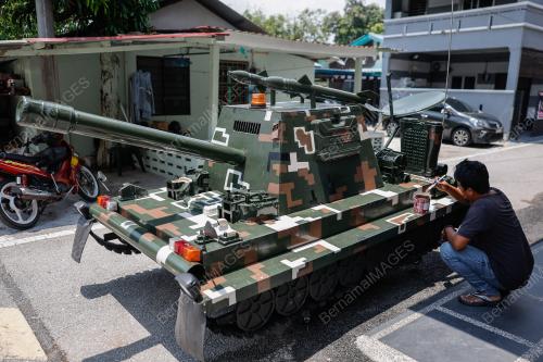 PERHIASAN MOTOSIKAL MENJADI KERETA KEBAL