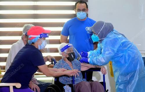 WARGA EMAS BERUSIA 101 TAHUN MENERIMA SUNTIKAN VAKSIN COVID-19