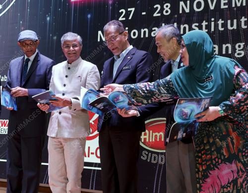 DATUK SERI DR DZULKEFLY AHMAD