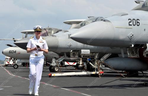 KAPAL PENGANGKUT PESAWAT KELAS NIMITZ US NAVY BERLABUH