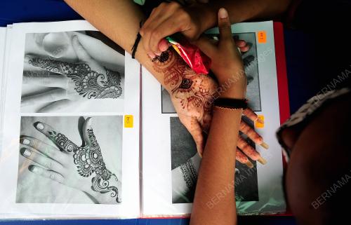 UKIRAN HENNA MEMERIAHKAN SAMBUTAN PERAYAAN DEEPAVALI