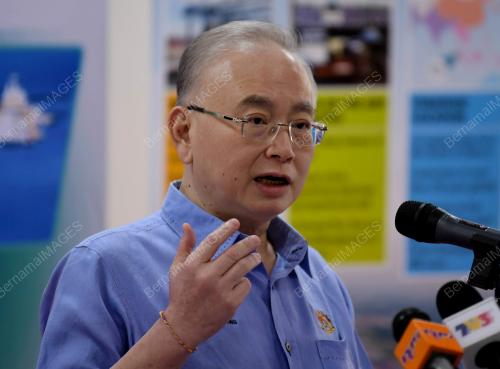 DATUK SERI DR WEE KA SIONG