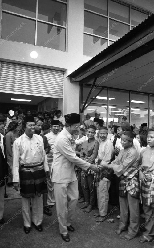 SG12_14012015_PM_BANGUNAN_UMNO