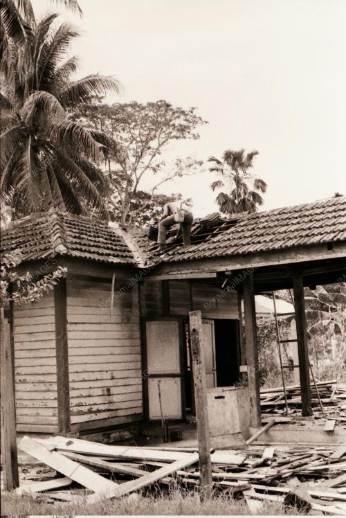 MEMPERBAIKI RUMAH ROSAK