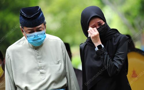 PENGKEBUMIAN JENAZAH AYAHANDA TENGKU PERMAISURI SELANGOR