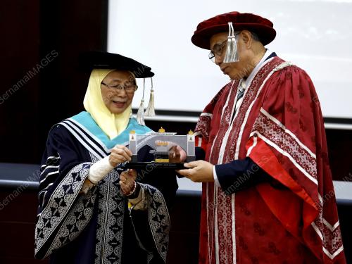 DATUK SERI DR WAN AZIZAH WAN ISMAIL